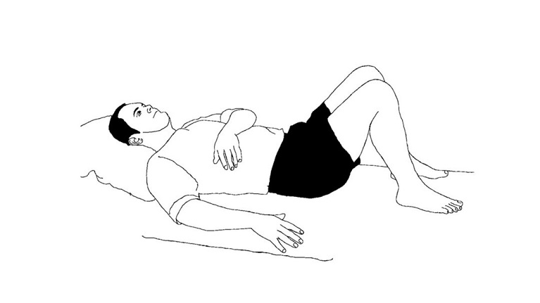 Illustration af, hvordan du skal bøje benene og sætte fødderne i madrassen