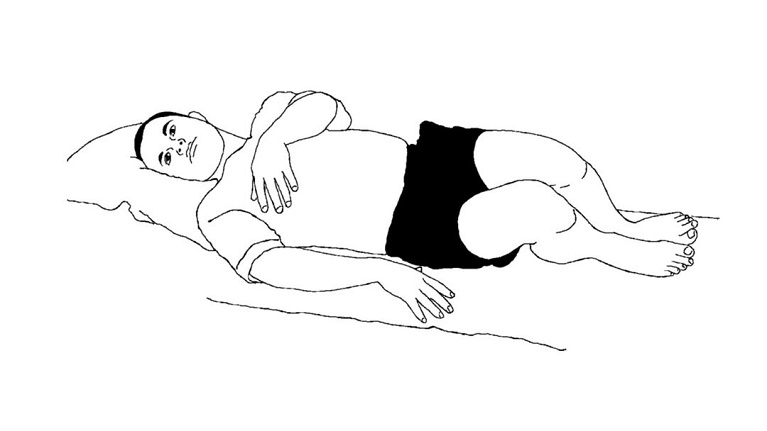 Illustration af, hvordan du skal rulle om på siden, så knæ og skuldre følges ad for at undgå at trække i såret.