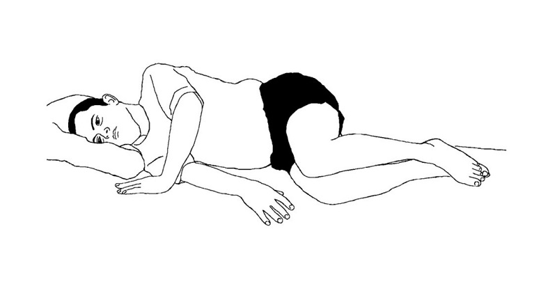 Illustration af, hvordan du skal sætte fra i madrassen med hånd og albue og føre benene ud over sengekanten.