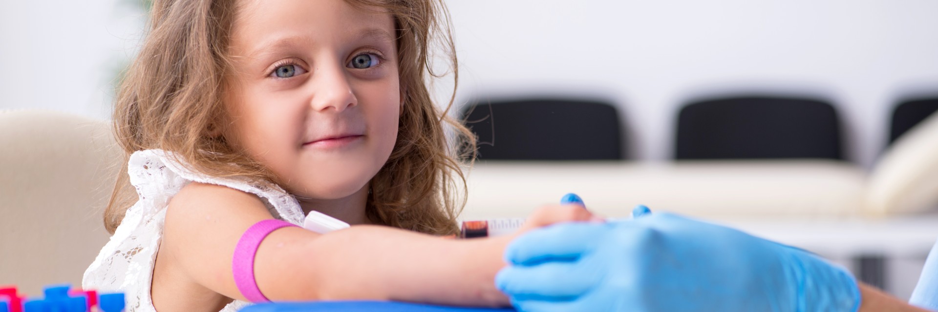 Et barn får taget blodprøve